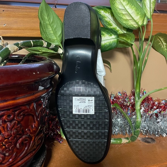 CLARKS EMILY DAISY BLACK LEATHER PUMP. NEW IN BOX. SIZE 11W. - Picture 5 of 10